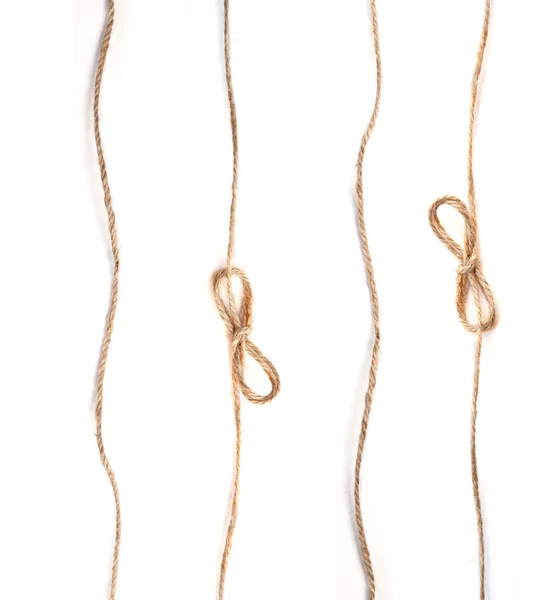 Corde de lin avec noeuds sur fond blanc — Photo