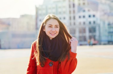 Açık havada moda portre bir şehir sokak poz güzel esmer kadının