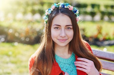 şehrin bankta oturmuş güzel kadın ceket