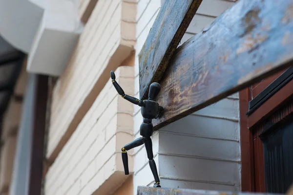 Małe metalowe rzeźby człowieka na okno — Zdjęcie stockowe