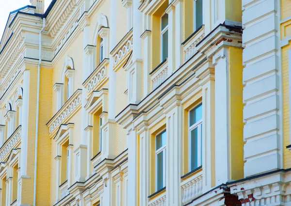 Muro di edificio con finestre in città di strada — Foto Stock