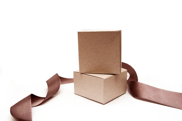 Caixas de presente com fita marrom em um fundo branco — Fotografia de Stock