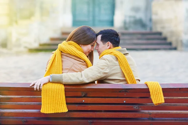 Dos amantes sentados en el banco en el parque y tomándose de las manos — Foto de Stock