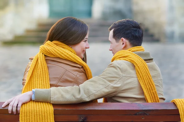 Dos amantes sentados en el banco en el parque y tomándose de las manos — Foto de Stock