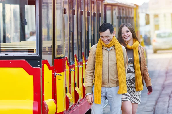 Glückliches Liebespaar posiert in der Nähe einer Straßenbahn in der Stadt Lwiw — Stockfoto