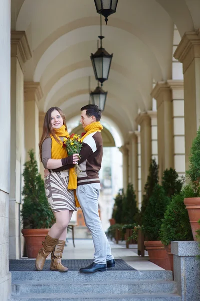 Belo casal amor andando na cidade — Fotografia de Stock