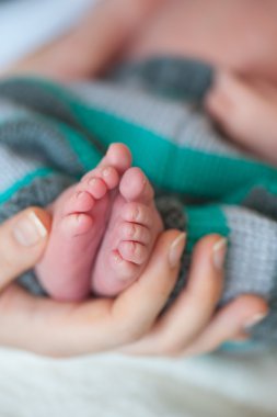 Yeni doğan oğlu küçük ayak holding anne eller