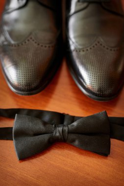 siyah ayakkabı ve Damat Düğün günü kelebek