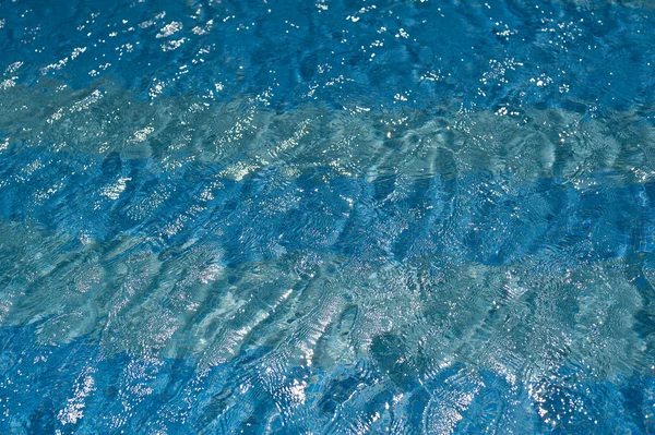 Padrão textura de água em uma piscina — Fotografia de Stock