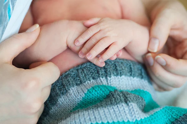 Mutter Hände halten kleine Arme neugeborener Sohn — Stockfoto