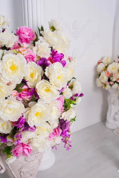 Grande buquê de flores em um vaso no quarto — Fotografia de Stock