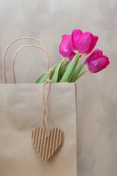 Tres corazón de papel y tulipán púrpura con lugar para el texto — Foto de Stock