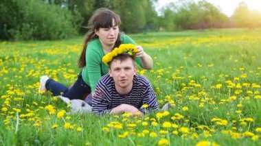 mutlu genç aile piknik bir çayır