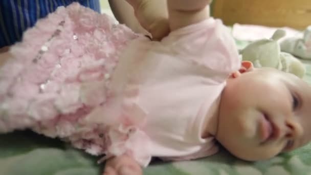 Mamá poniendo vestido en su pequeña niña — Vídeos de Stock