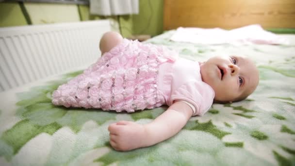 Mamá poniendo vestido en su pequeña niña — Vídeos de Stock