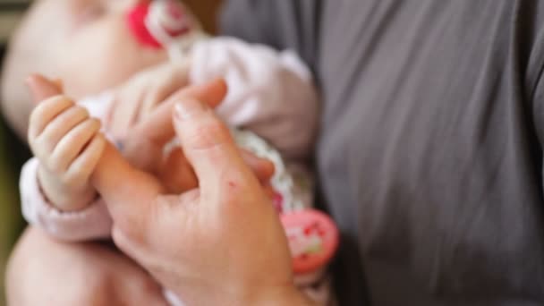 Little daughter hand holds daddy big finger — Stock Video