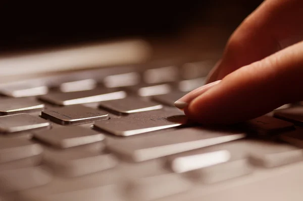 Manos femeninas o trabajadora de oficina escribiendo en el teclado — Foto de Stock