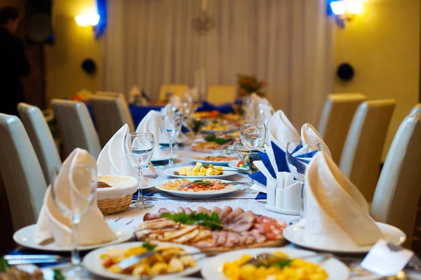 Festive wedding table for dinner at the restaurant — Stock Photo, Image