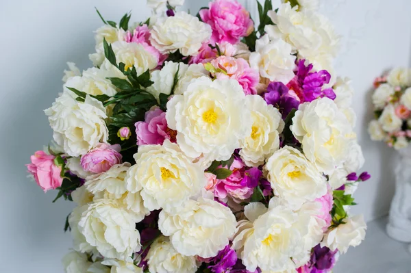 Lindo e grande buquê de flores no fundo da parede — Fotografia de Stock