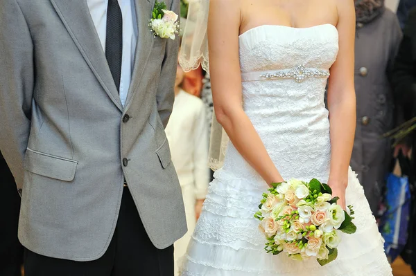 Noiva e noivo com buquê no dia do casamento — Fotografia de Stock