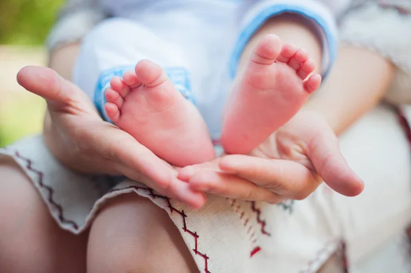 Мама держит ноги маленького ребенка — стоковое фото