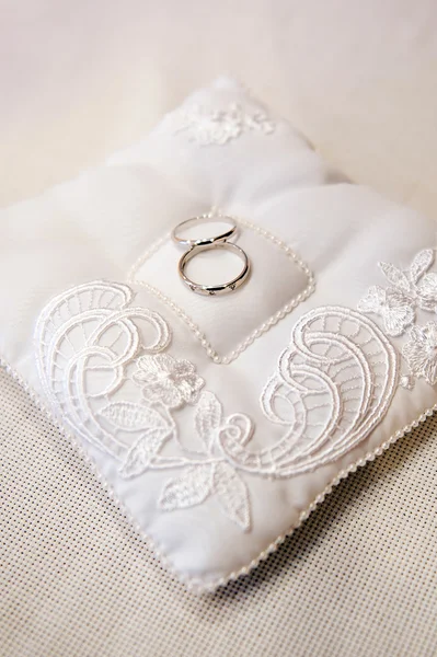 Wedding rings on ring barer pillow — Stock Photo, Image