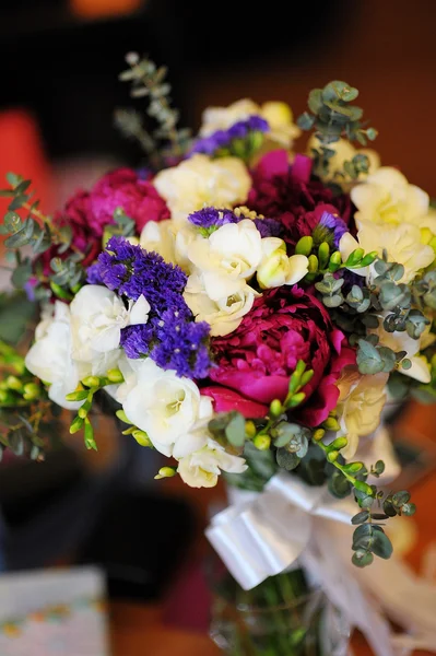 Hermoso ramo de boda multicolor en una mesa — Foto de Stock