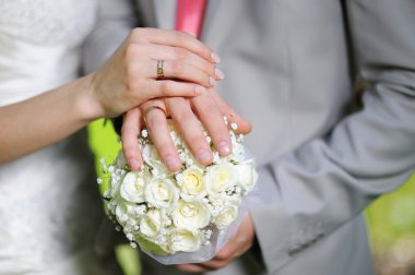 Gelinin ve damadın elleri yüzüklerle