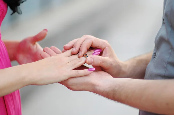 Novio pone anillo en la mano de las novias. primer plano — Foto de Stock