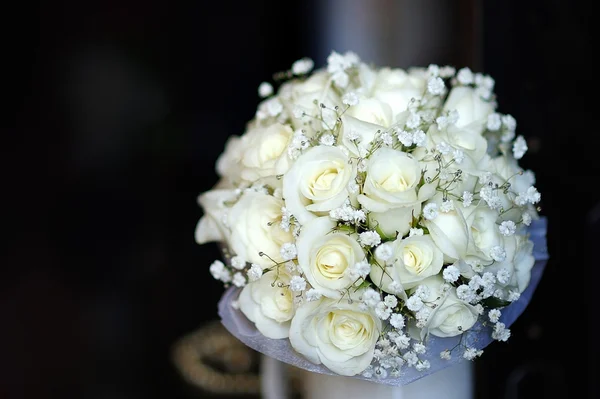 Brautstrauß aus weißen Rosen auf dunklem Hintergrund — Stockfoto