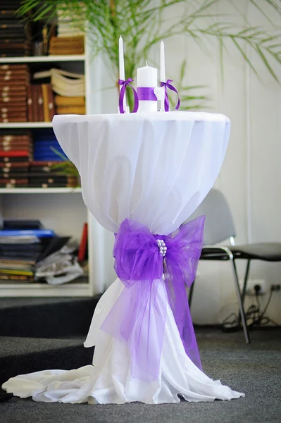 Dekorerade Bröllops bord med ljus, tända ljus för tradition — Stockfoto