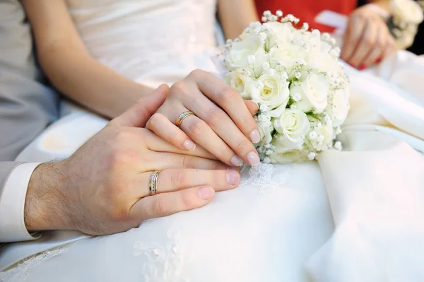 Handen van de bruid en bruidegom met ringen — Stockfoto