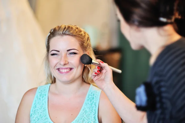 Novia feliz está haciendo maquillaje antes de la boda — Foto de Stock