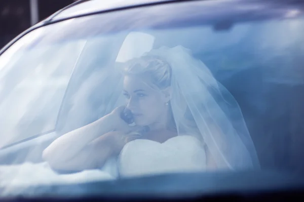 Портрет невесты через стекло автомобиля — стоковое фото