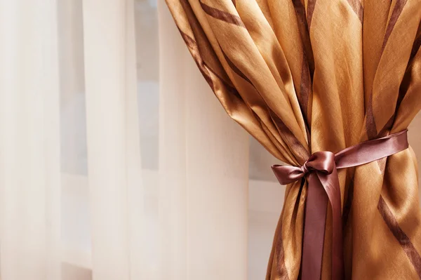 Tradición elegante fondo con cortina en la habitación color oro —  Fotos de Stock