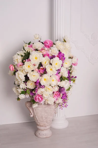 Decorative wedding bouquet of fresh beautiful flowers — Stock Photo, Image