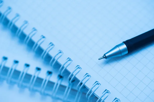 Black pen lying on notebook close up — Stock Photo, Image