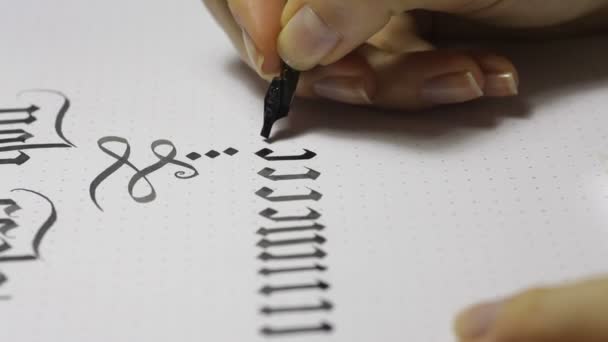 Escribiendo caligrafía gótica. mano femenina escribe con pluma de tinta — Vídeos de Stock