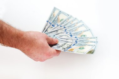 tutan adamın elini avuç dolusu dolar faturaları Fanlı