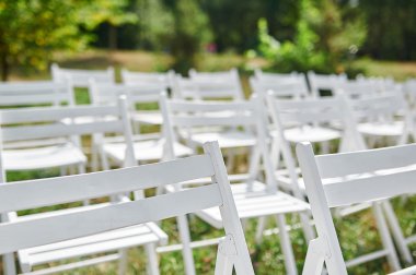 Park düğün töreni için beyaz sandalye