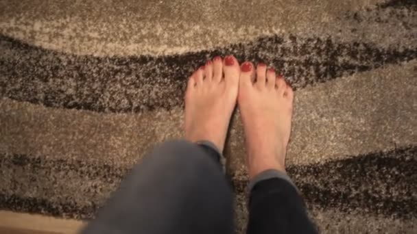 Close-up unhas pintadas e dedos dos pés com esmalte vermelho — Vídeo de Stock