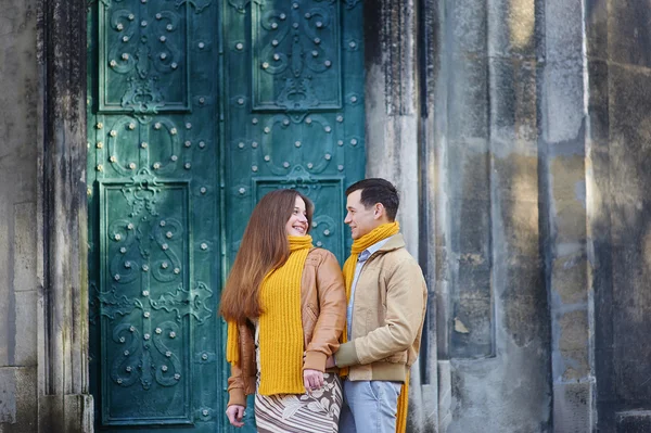 Casal alegre andando pela cidade juntos — Fotografia de Stock