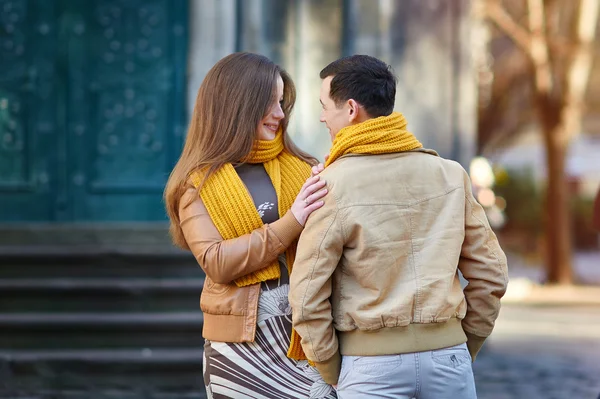 Alegre pareja caminando por la ciudad juntos — Foto de Stock