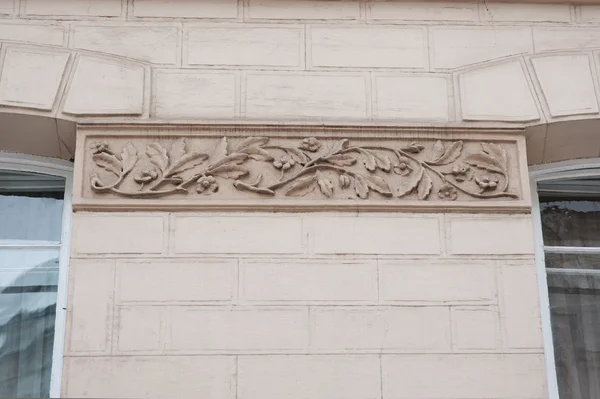 Lüks beyaz duvar tasarımı ile klasik tarzda pervaz — Stok fotoğraf