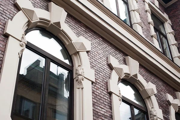 Windows in an old architectural building — Stock Photo, Image