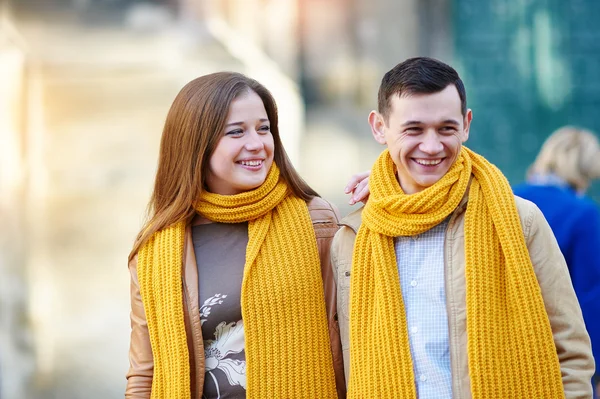 Fröhliches Paar spaziert gemeinsam durch die Stadt — Stockfoto