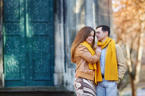 Casal alegre andando pela cidade juntos — Fotografia de Stock