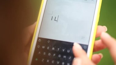 Smartphone kullanarak ve bir boş ekran park açık dokunmadan kadın el kadar kapatın