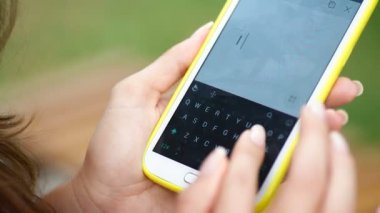 Smartphone kullanarak ve bir boş ekran park açık dokunmadan kadın el kadar kapatın