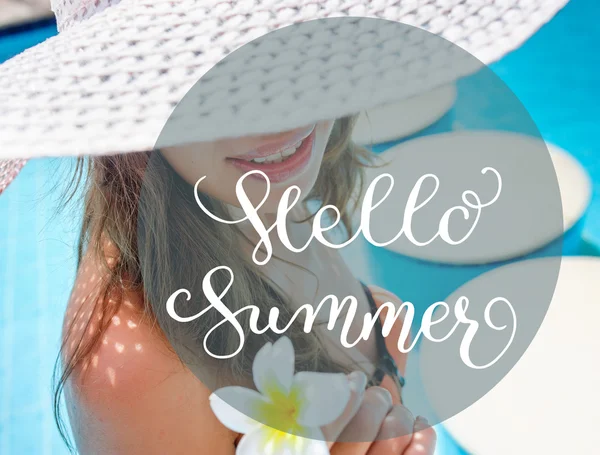 Женщина в белой шляпе стоит близко и буквы Hello Summer — стоковое фото